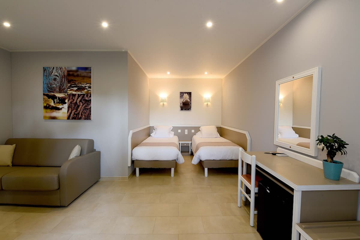 Chambre Triple Classique | Coffres-forts dans les chambres, bureau, chambres insonorisées