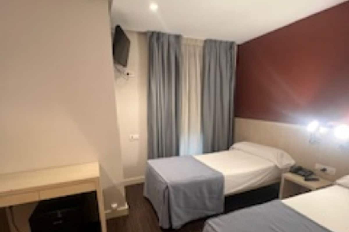 Single Room | 1 bedroom, blackout curtains, soundproofing, iron/ironing board