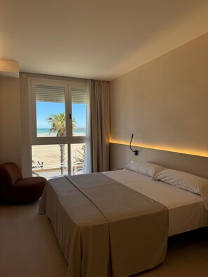 Superior Double Room, Ocean View | Blackout curtains, soundproofing, iron/ironing board, free WiFi - Hotel El Globo (Valencia)