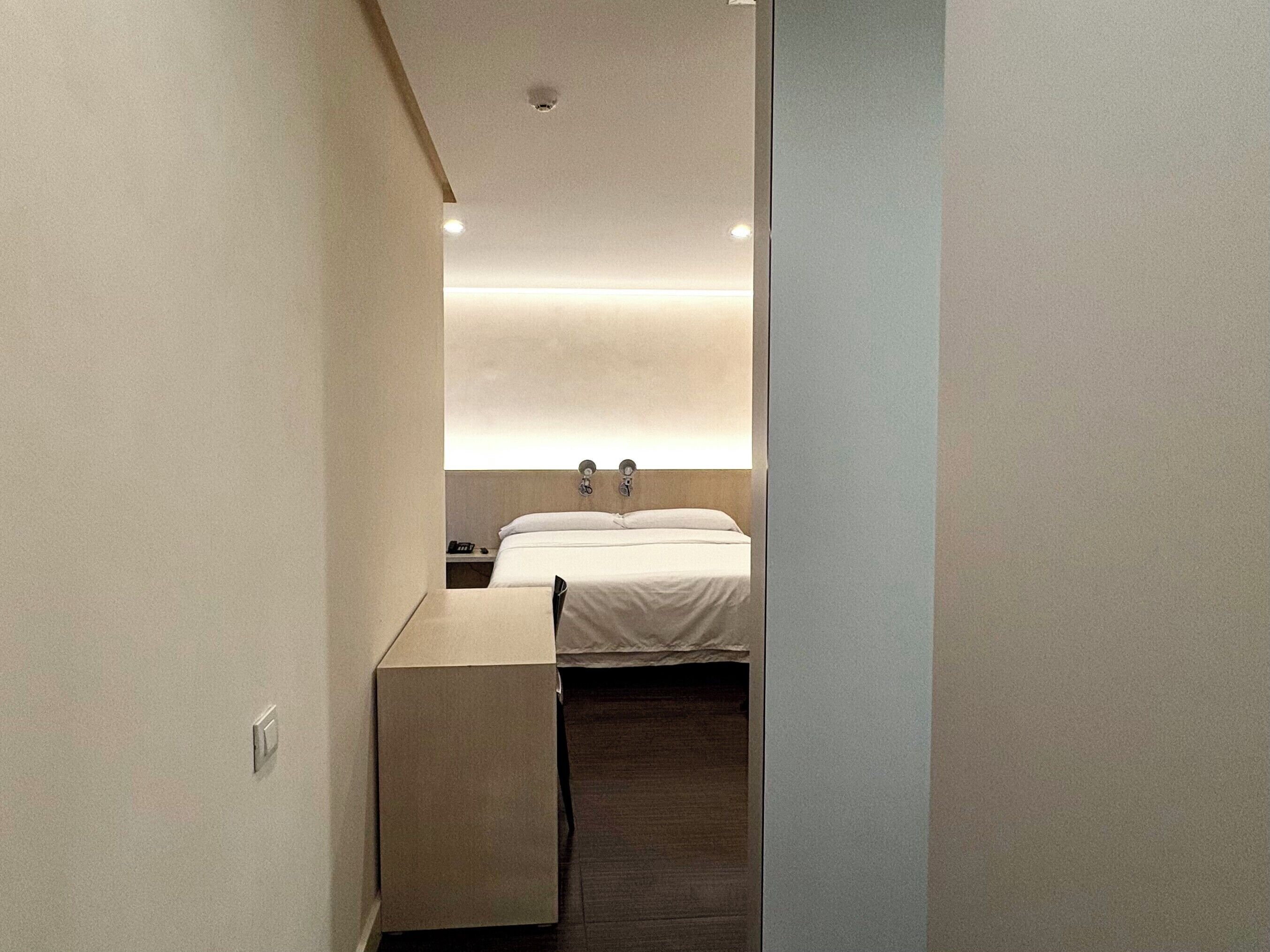 Enkelrum | Mörkläggningsgardiner, ljudisolering och strykjärn/strykbräda