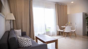 Premium Apartment, 1 Bedroom, Ocean View | Dining room