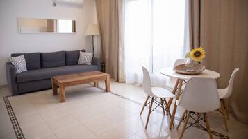 Premium appartement, 1 slaapkamer, uitzicht op oceaan | Woonruimte | Een plasmatelevisie