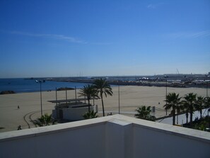 On the beach, 14 beach bars - Hotel El Globo (Valencia)