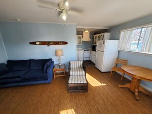 Bungalow, 1 chambre, cuisine (1 King Bed) | Coin séjour