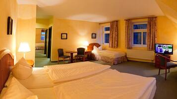 Doppelzimmer | Schreibtisch, VerdunkelungsvorhĂ€nge, BĂŒgeleisen/BĂŒgelbrett