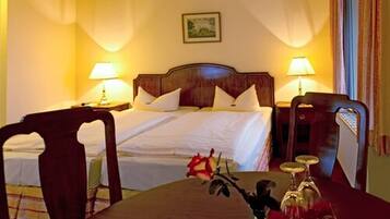 Kamar Double | Meja kerja, tirai kedap cahaya, setrika/meja setrika, dan Wi-Fi gratis