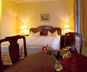 Escritorio, cortinas blackout y tabla de planchar con plancha 