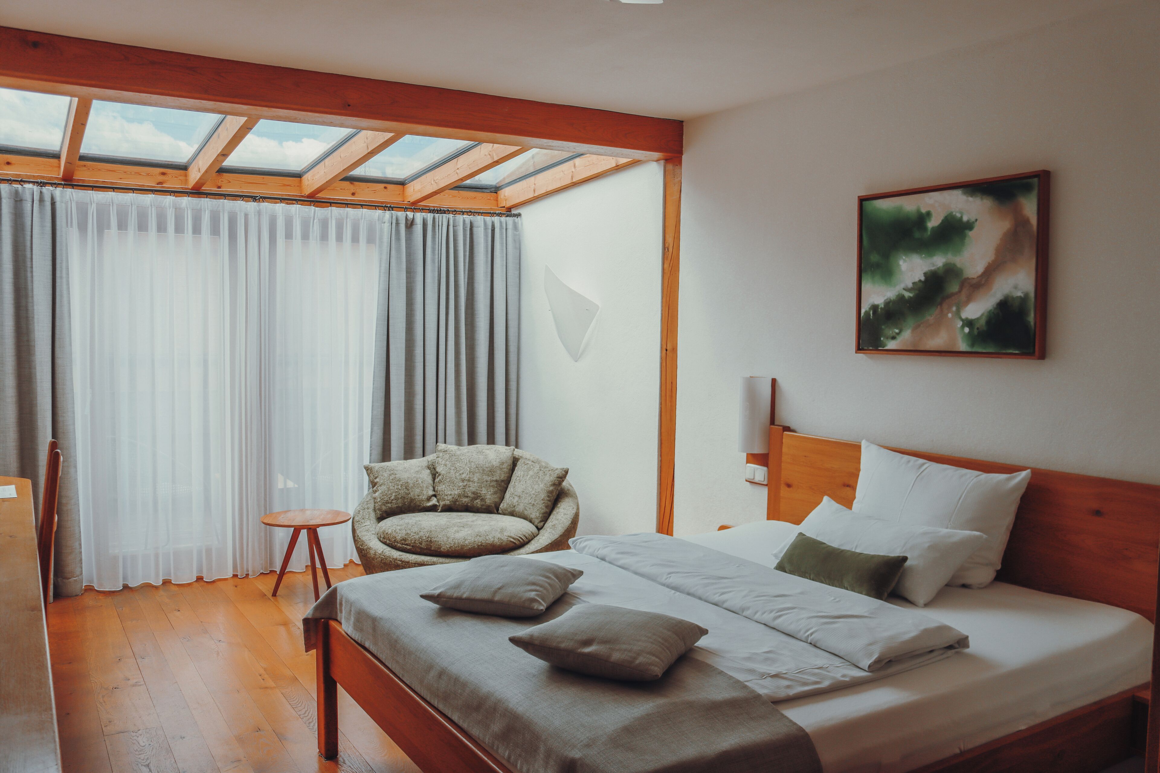 Dobbeltrom – comfort | Sengetøy av topp kvalitet, individuelt dekorert og skrivebord