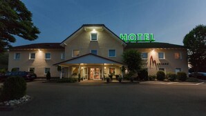 Un hotel con un letrero grande que dice