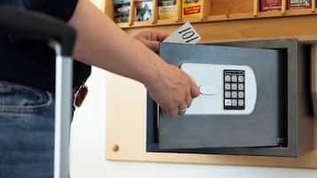Una persona usando un teclado para abrir un compartimento de almacenamiento seguro.