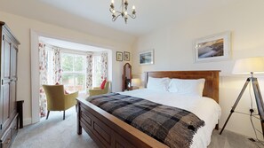 Ropa de cama de alta calidad y caja de seguridad en la habitación 