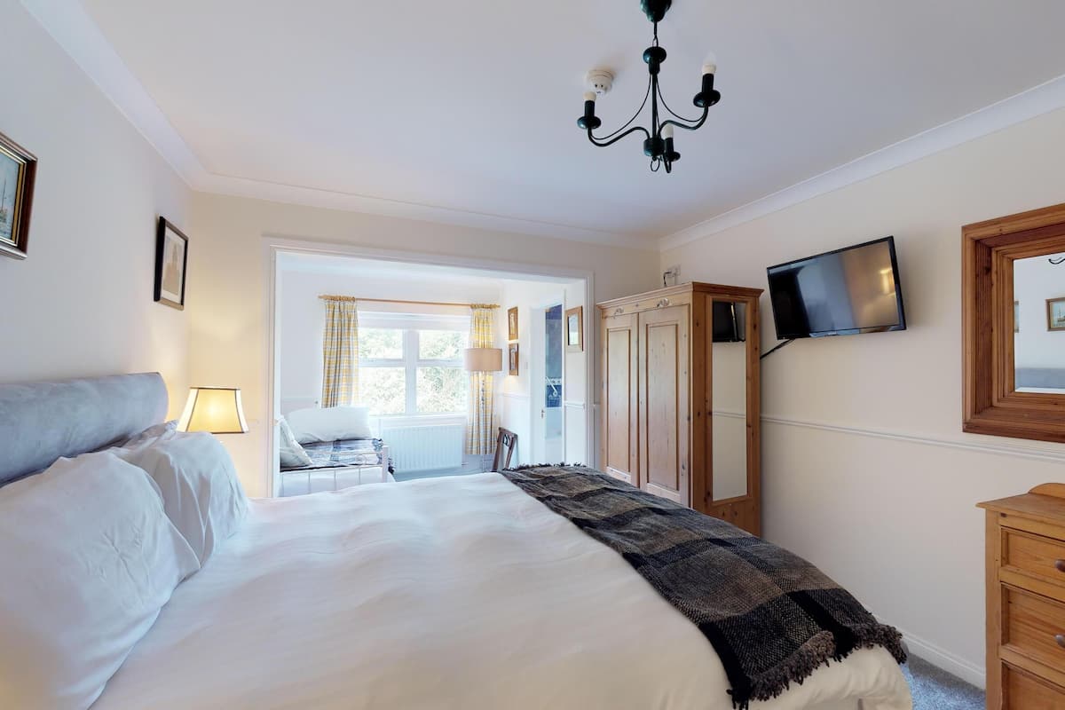Double/Twin/Family (King & Daybed) | Premium bedding, in-room safe, desk, iron/ironing board