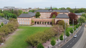 Vista frontal de la propiedad