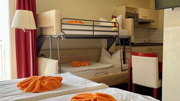 Family Studio, Multiple Beds, Non Smoking, Kitchen