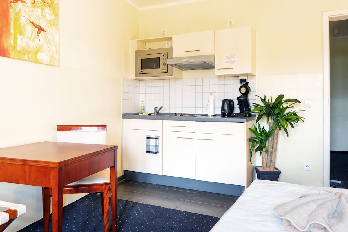 superior apartment, 2 bedrooms, kitchen | private kitchenette | high chair, paper towels