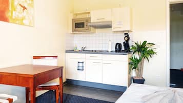 Departamento superior, 2 habitaciones, cocina | Cocineta privada | Periquera y toallas de papel