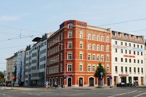 A red brick building with a sign for 'Hotel Schlossgut' and 'HARSHA COMPUTER'. - AppartementHotel SchlafGut Leipzig (Leipzig)