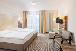 Comfort tweepersoonskamer | Hypoallergeen beddengoed, een kluis op de kamer, een bureau