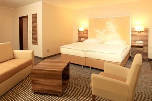 Habitación Confort doble | Ropa de cama hipoalergénica, caja fuerte, escritorio y cortinas opacas
