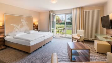 Doppelzimmer Plus mit Terrasse | 1 bedroom, hypo-allergenic bedding, in-room safe, desk