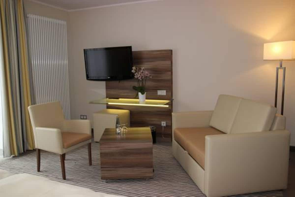 hypo-allergenic bedding, in-room safe, desk, blackout curtains