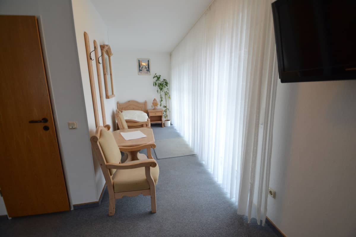 Allergikerbettwaren, Verdunkelungsvorhänge, schallisolierte Zimmer