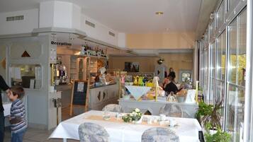 Tägliches Frühstücksbuffet (5.00 EUR pro Person)