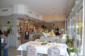 Petit déjeuner buffet (5.00 EUR par personne)