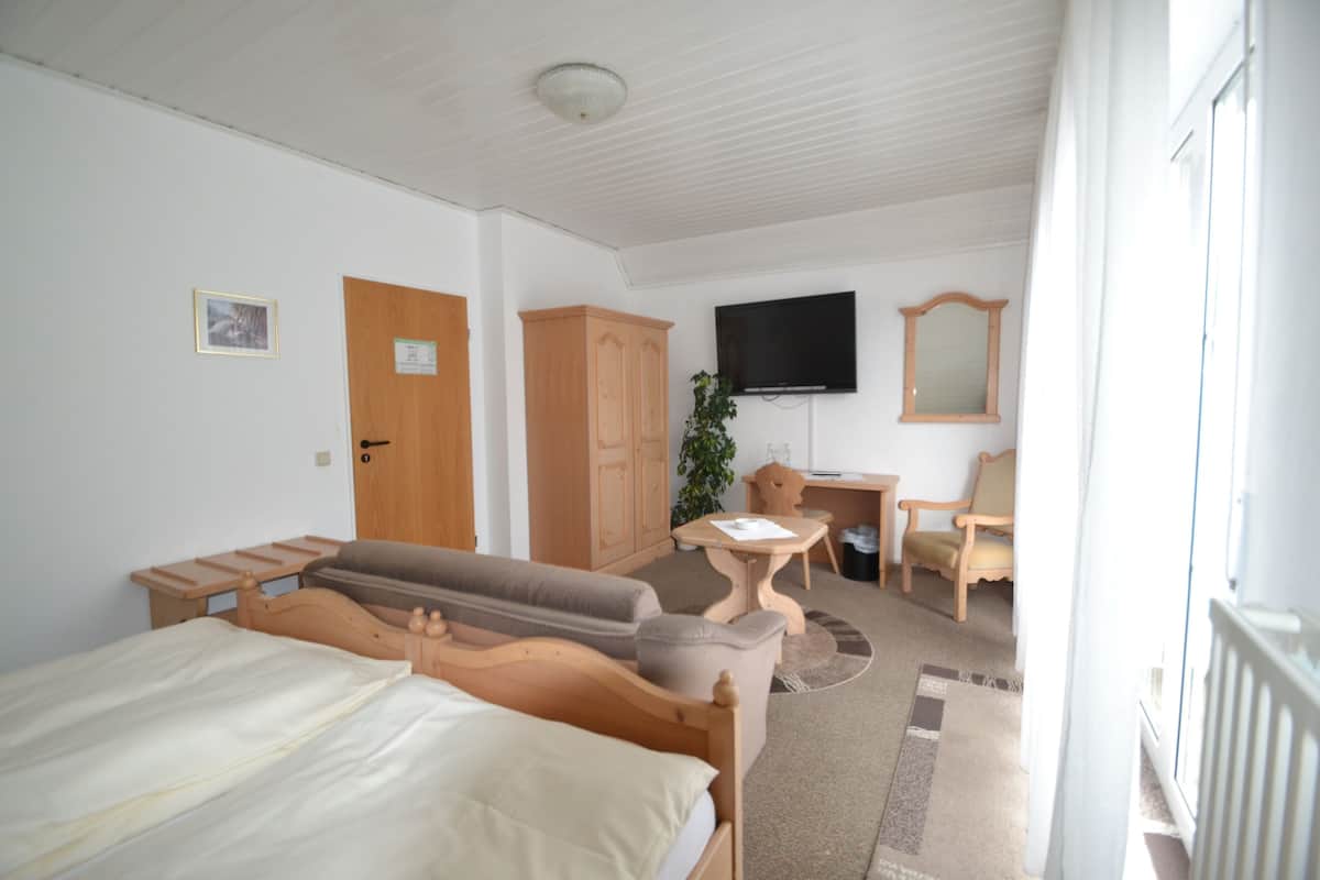 Allergikerbettwaren, Verdunkelungsvorhänge, schallisolierte Zimmer