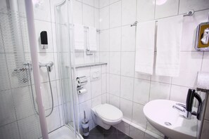 Shower, hair dryer, towels - Centro Hotel Arkadia (Cologne)