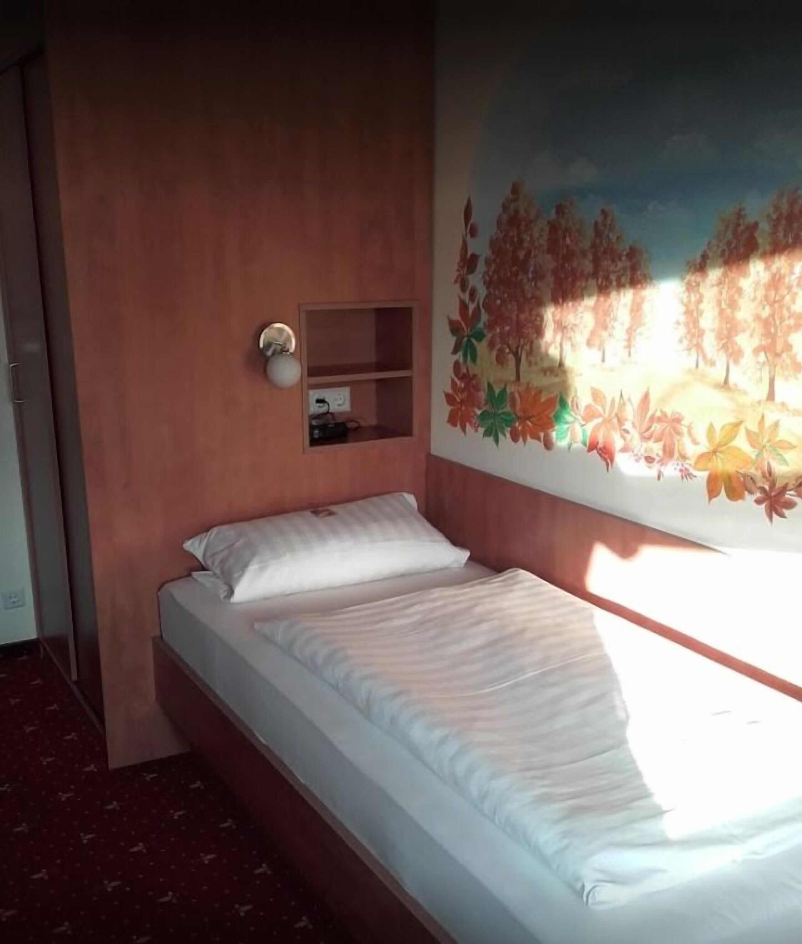 Escritorio, espacio para trabajar con un portátil, cortinas opacas