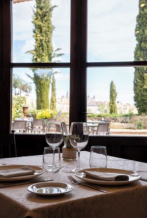 供应早餐、午餐和晚餐,西班牙菜