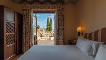 Kamer, 1 twee- of 2 eenpersoonsbedden (2+1) | Een kluis op de kamer, een bureau, een laptopwerkplek, gratis wifi