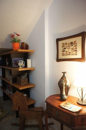 Triple Room | Living area | Flat-screen TV - Hotel MR (Tarragona)