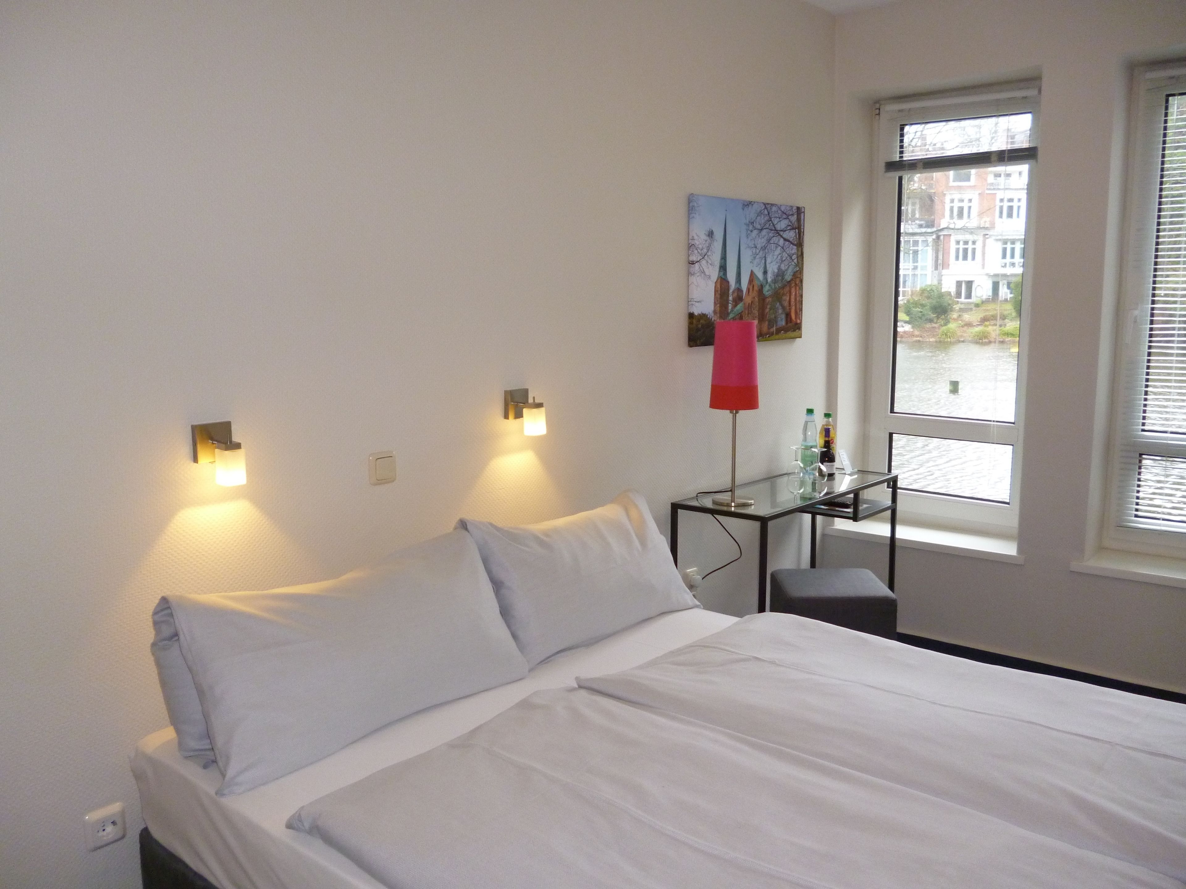 desk, free wifi, bed sheets