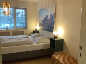 En 108-centimeters Flatskjerm-TV med digitale kanaler