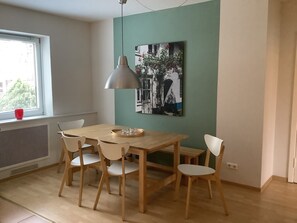 Apartment, 1 Schlafzimmer | Essbereich im Zimmer