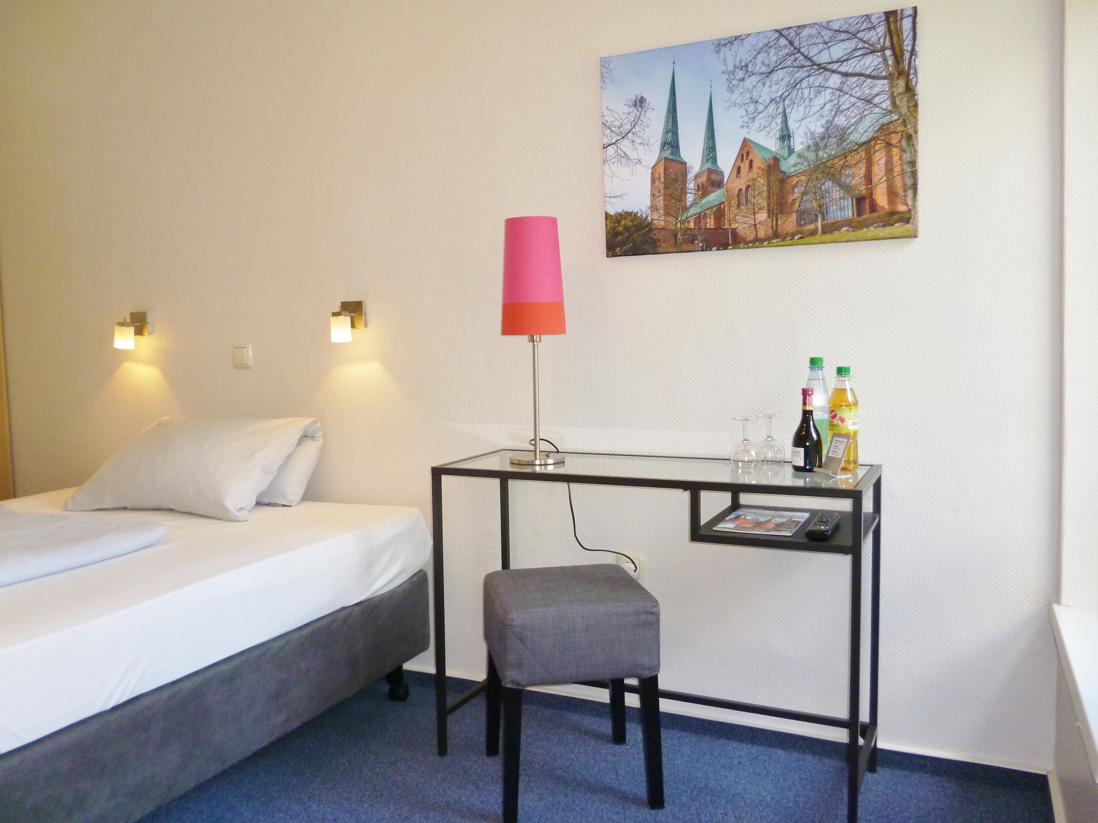 single room with private external bathroom | desk, free wifi, bed sheets