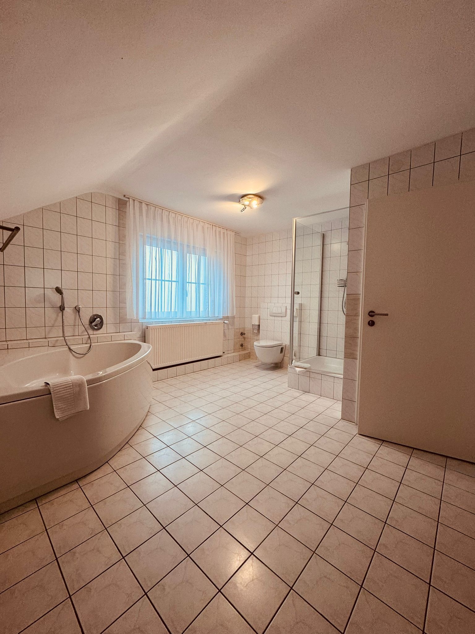 standard suite, private bathroom (talblick) | bathroom
