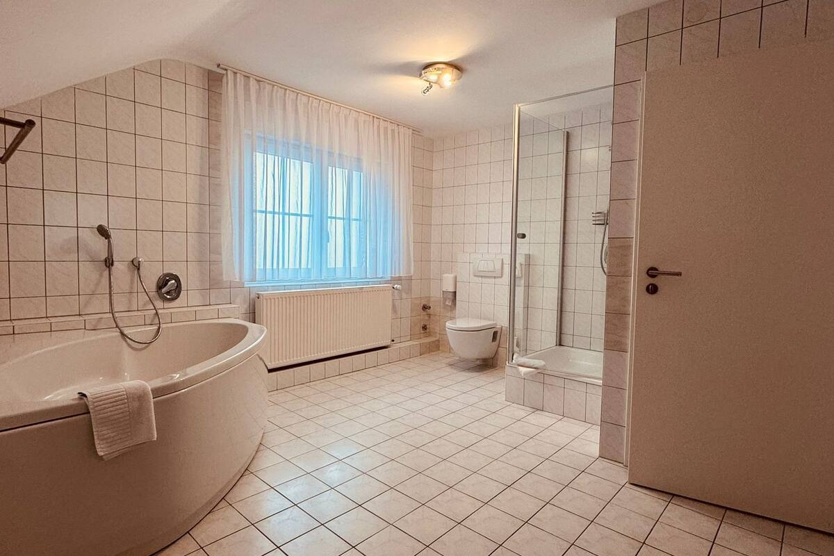 standard suite, private bathroom (talblick) | bathroom