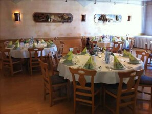 Café da manhã com buffet nos fins de semana (EUR 7.5 por pessoa)