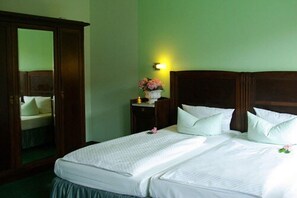 Standard Double Room | Minibar, desk, free WiFi, bed sheets - Goldener Anker (Radebeul)