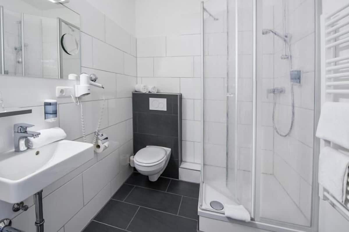 shower, free toiletries, hair dryer, towels