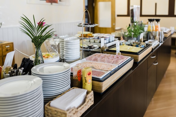 Tägliches Frühstücksbuffet gegen Gebühr