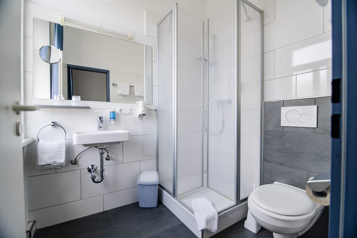 comfort double room | bathroom | shower, free toiletries, hair dryer, towels