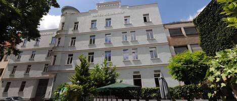 A multi-story building with the sign "HOTEL WEIDENHOF" on the facade.