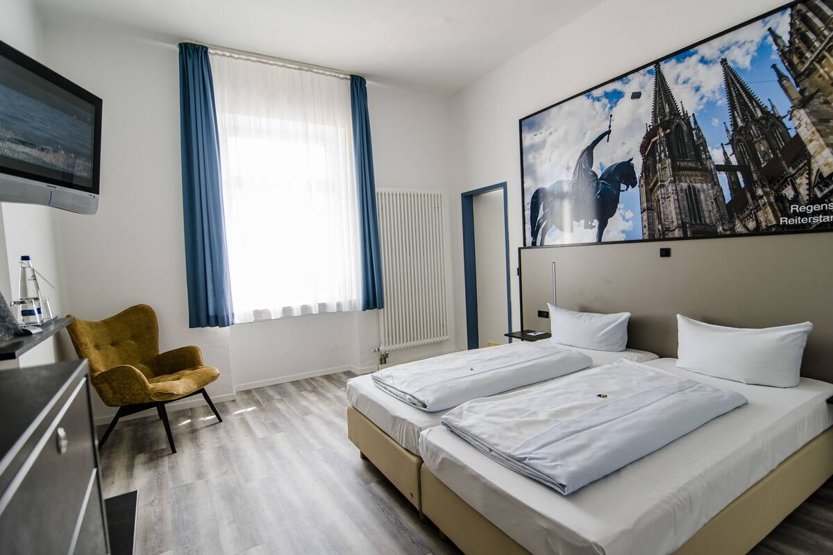 Comfort tweepersoonskamer | Hypoallergeen beddengoed, een bureau, geluiddichte muren