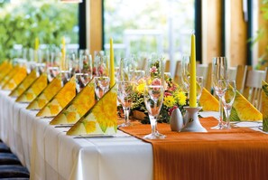 Lunch and dinner served, international cuisine