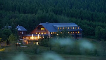 Fassade der Unterkunft – Abend/Nacht