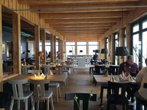 Déjeuner et dîner servis sur place, spécialités Cuisine internationale